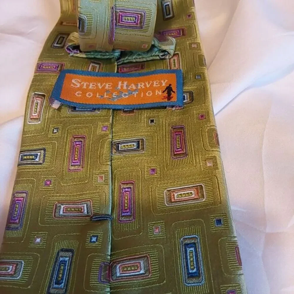Steve Harvey Men's Hand Made Stylish Workwear Geometric Designer Green Silk Tie.